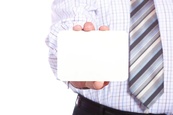 Hombre de negocios entregando una tarjeta en blanco aislado sobre fondo blanco — Foto de Stock