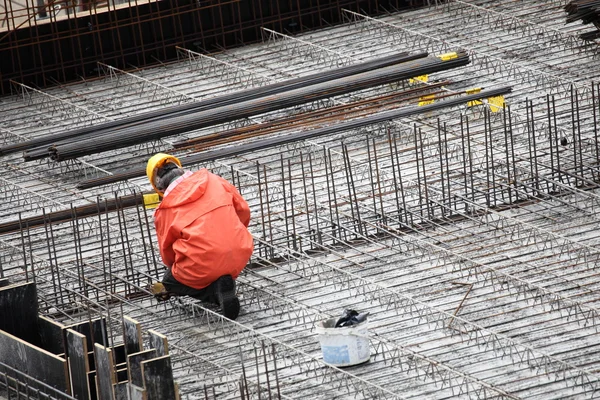 Werknemer in Bouw gebouw — Stockfoto