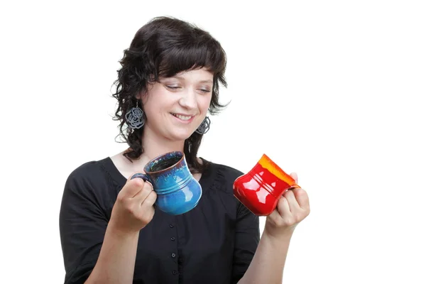 Femme tenant une tasse rouge et bleue, isolée — Photo