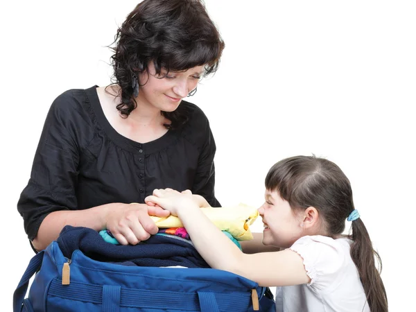 Mulher e filha mão apertada cheia de roupas e bolsa de ombro — Fotografia de Stock