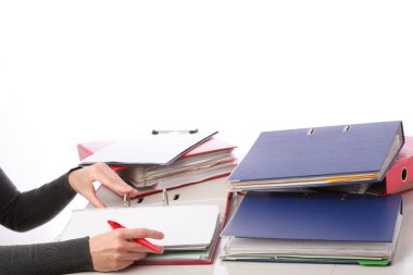 işkadını - kadın eli kalem. eski belgeler ve faturaları ile klasörleri yığını. Beyaz arka plan üzerinde izole