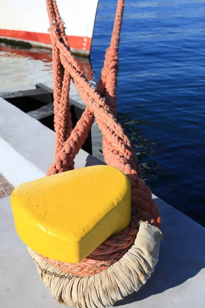 Port detail and ship to fasten the mooring rope to the bollard — Stock Photo, Image