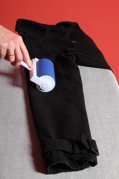 Woman hand cleaning dust with lint roller — Stock Photo, Image