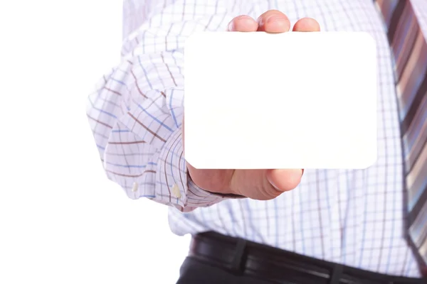 白い背景で隔離された空白カードを配ってビジネス男 — ストック写真