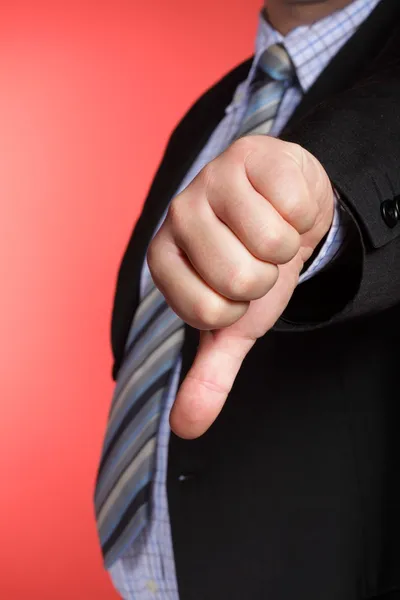 Hombre de negocios mostrando el pulgar hacia abajo - enfoque selectivo en la mano — Foto de Stock