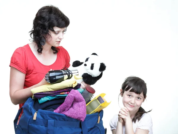 Mujer e hija repletas de ropa y bolso de hombro — Foto de Stock