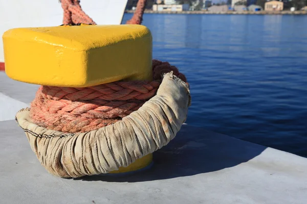 Detail van de haven en schip de ligplaats touw aan de Bolder vast te — Stockfoto