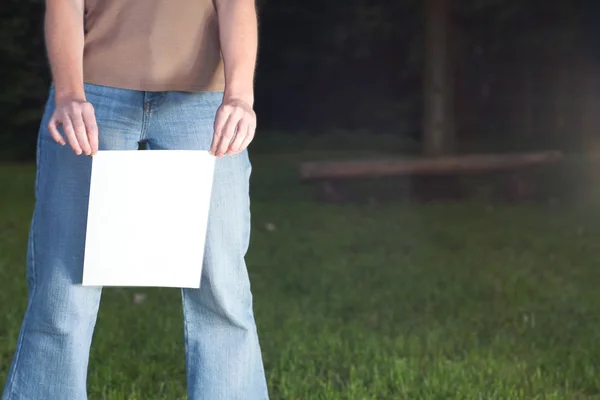 Mulher com papel branco ao ar livre — Fotografia de Stock