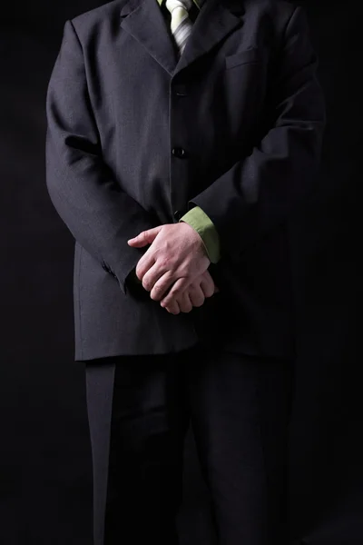 Muž v černé košili a kravatě — Stock fotografie