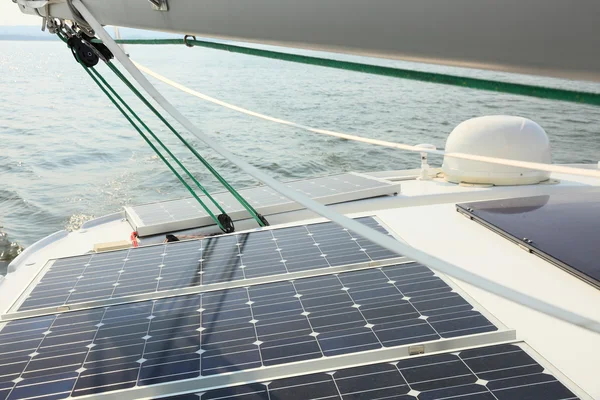 Painéis solares carregando baterias a bordo do barco à vela — Fotografia de Stock