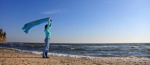 Femme bleue et châle au bord de la mer Photo De Stock