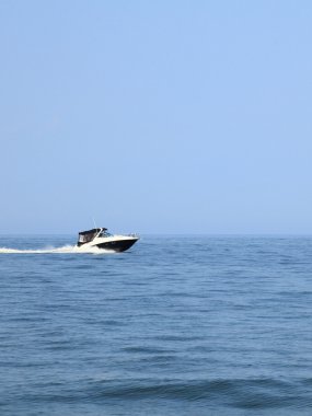 mavi deniz görünümünde hızlı bot
