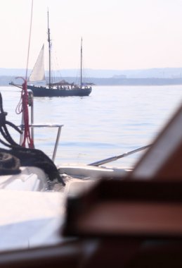 tekne porthole yelkenli görünümü mavi okyanus deniz gökyüzü ufukta