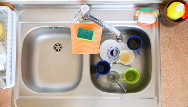 Tigela de lavar a louça no copo da cozinha — Fotografia de Stock