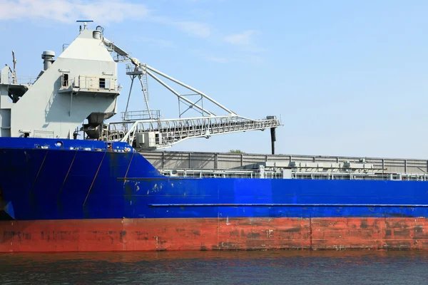 Cranes in a port, unloading a ship — Stock Photo, Image