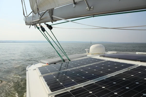 Paneles solares cargando baterías a bordo de un barco de vela — Foto de Stock