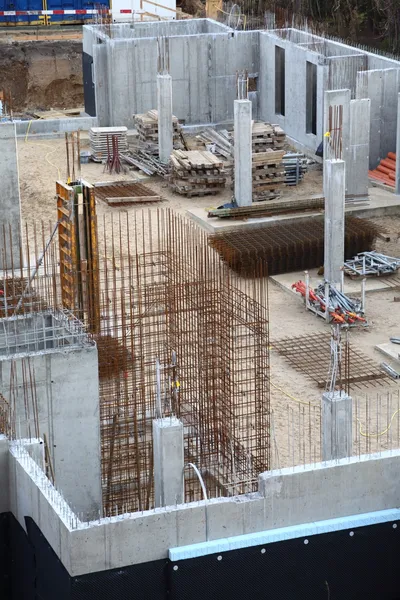 건설 건물 사이트 형태로 모래에 콘크리트를 따르고 — 스톡 사진