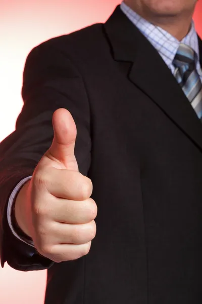 Бизнесмен показывает большой палец вверх - избирательное внимание на руке — стоковое фото