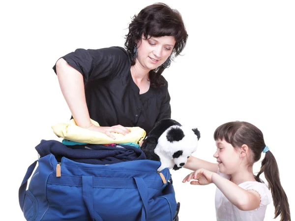 Vrouw en dochter hand vol vol kleren en schoudertas — Stockfoto