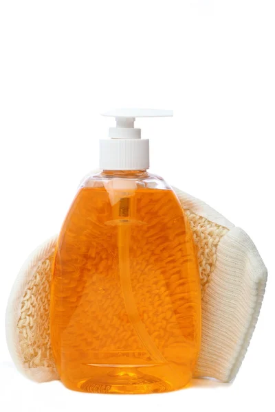 Scheuerbürste - Badehandschuh und Flasche mit Flüssigseife isoliert auf weißem Hintergrund. — Stockfoto