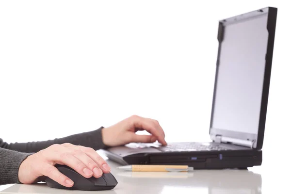 Mulher de negócios - mão de mulher em caneta de rato e computador. Isolado sobre fundo branco — Fotografia de Stock