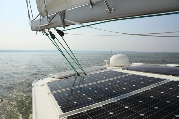 Sonnenkollektoren laden Batterien an Bord von Segelbooten Stockbild