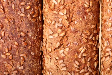 beyaz zemin üzerine yığını ekmek