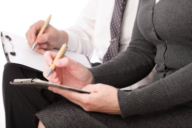 kadın ve erkek gri renkli kalem tarafından kağıda yaz..