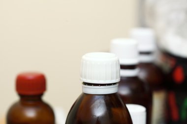 ilaç şişeleri tablo kapalı