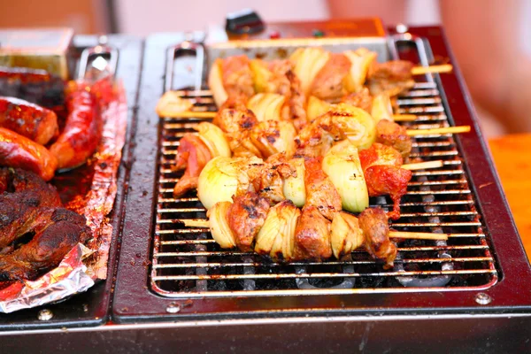 Roston sült kolbász és a húst a barbecue — Stock Fotó