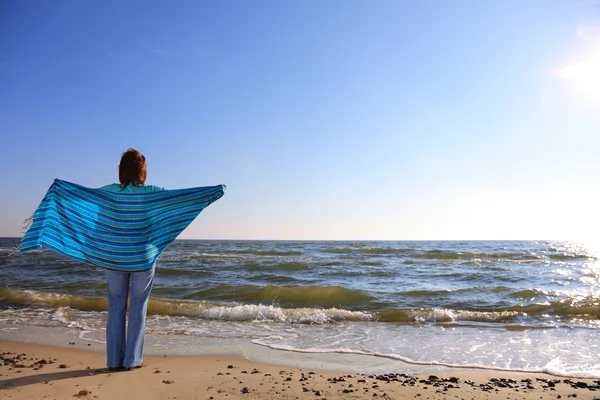 Blue woman and shawl at sea shore — Stock Photo, Image