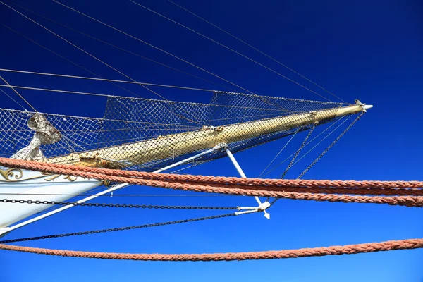 Staré lodi řeší na fregata — Stock fotografie