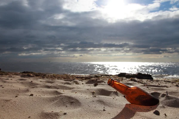 Garrafa na praia mar e céu — Fotografia de Stock