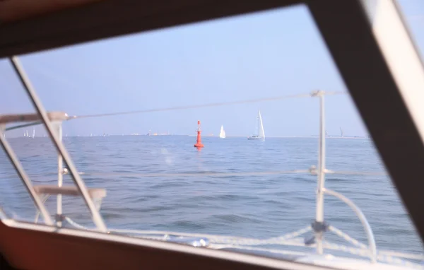 ボート舷窓ヨット ビュー青い海海空の地平線 — ストック写真