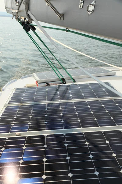 帆ボートに乗ってバッテリーを充電するソーラー パネル — ストック写真