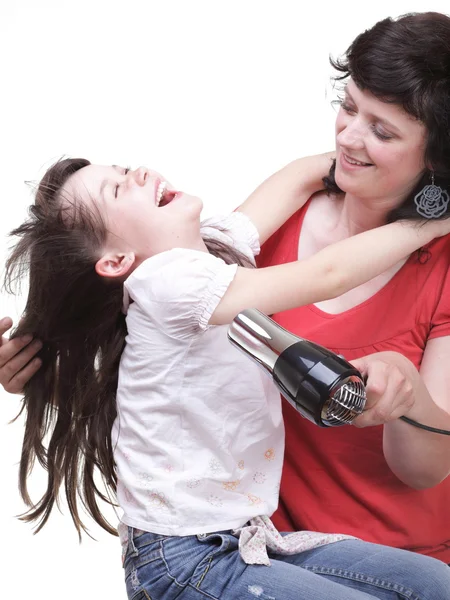 Asszony és lánya kislány kiszárad a haj elszigetelt — Stock Fotó