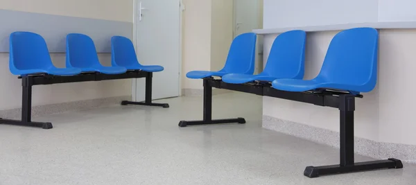 Waiting room - blue chairs, door — Stock Photo, Image