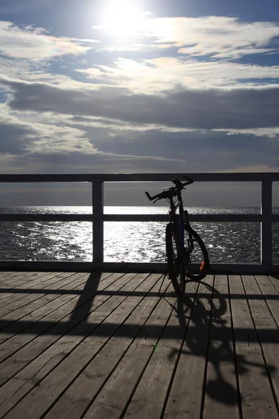 Fahrrad an der Seebrücke, Steg im Morgenmeer — Stockfoto