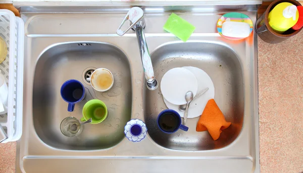 Tigela de lavar a louça no copo da cozinha — Fotografia de Stock