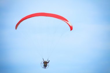 düşük motorlu yamaçparaşütü gökyüzü görünümü
