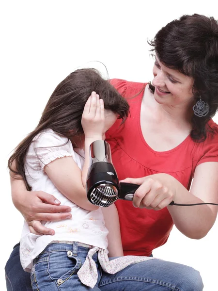 Frau und Tochter kleine Mädchen trocknet Haare isoliert — Stockfoto