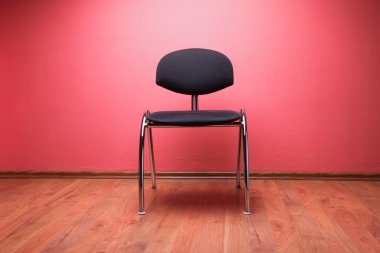 sandalye zemin kırmızı duvar