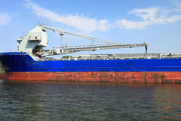 Cranes in a port, unloading a ship — Stock Photo, Image