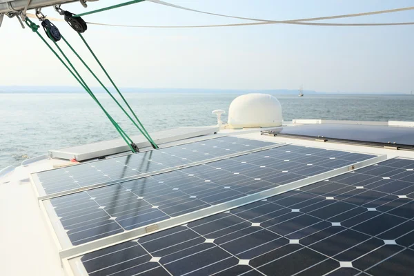 Paneles solares cargando baterías a bordo de un barco de vela — Foto de Stock