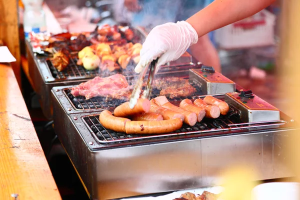 Embutidos a la parrilla y carne en la barbacoa —  Fotos de Stock