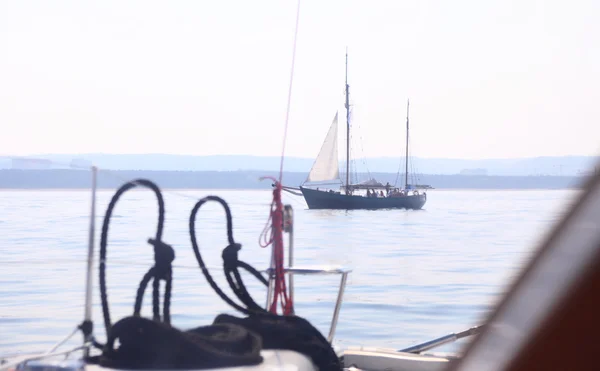 Boot Bullauge Segelboot Blick blau Ozean Meer Himmel Horizont — Stockfoto