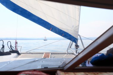 tekne porthole yelkenli görünümü mavi okyanus deniz gökyüzü ufukta