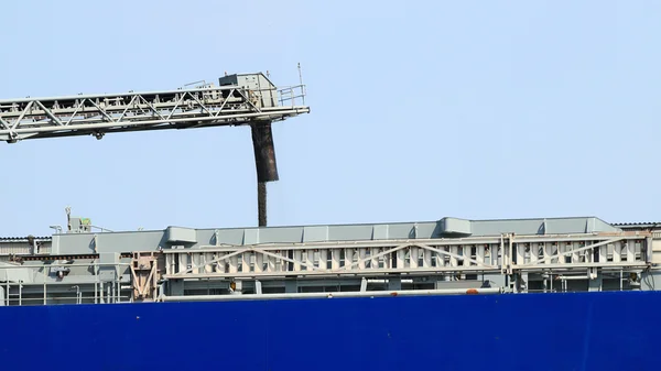 Kranen in een haven, lossen van een schip — Stockfoto