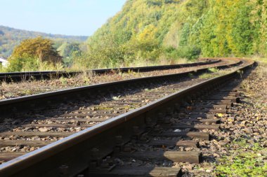 tren yolu izler