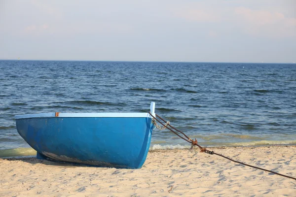 Blue rowing boat on shore — Stock Photo, Image